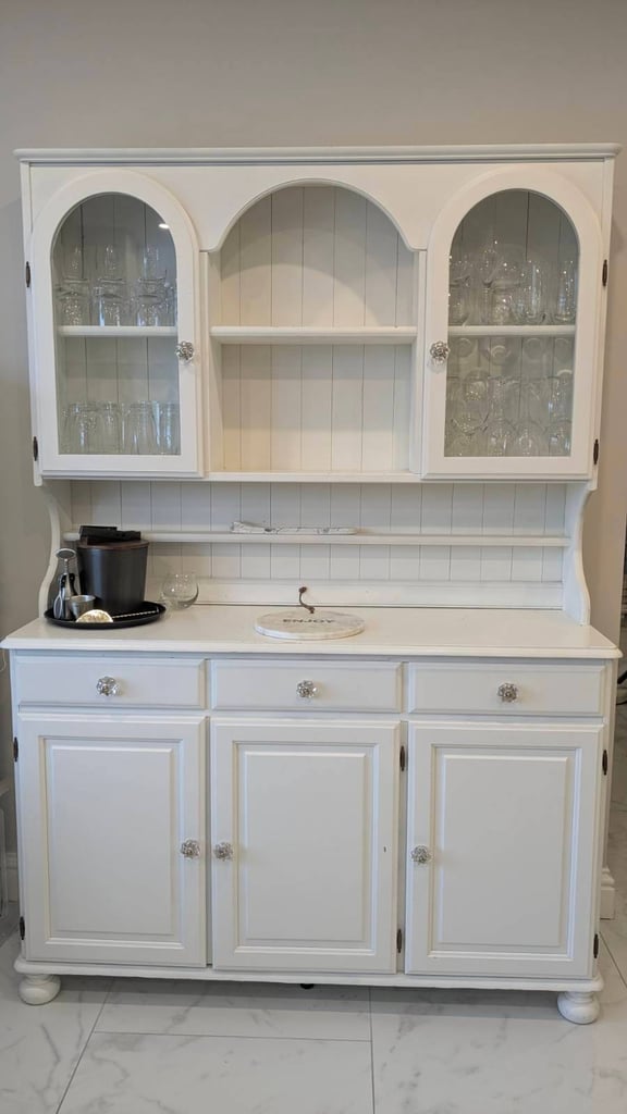White Wooden Drinks Cabinet/Display Unit with lights