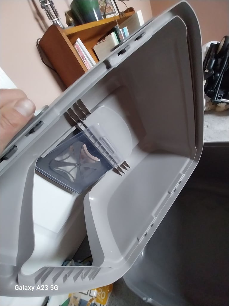 Large cat litter tray and accessories 
