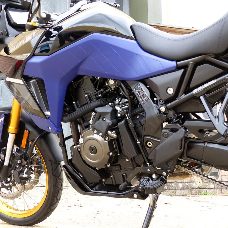 2025 Suzuki DL800 V-Strom DE – Immaculate, 1- Owner, FSH, 16 months Warranty .