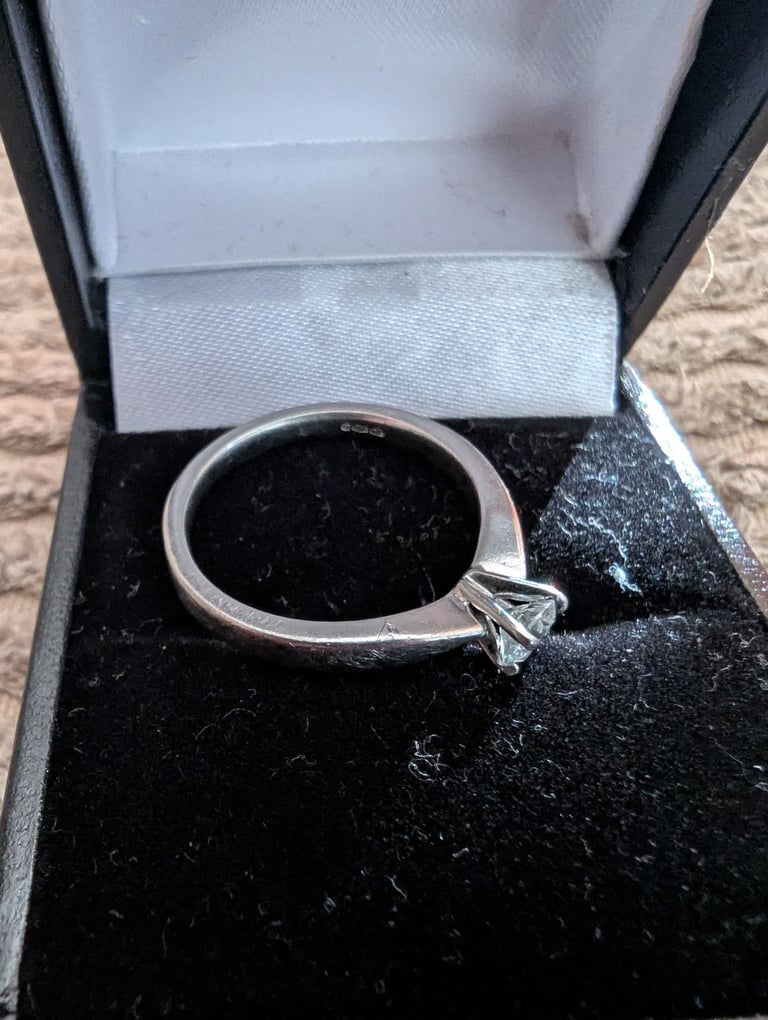 Diamond engagement ring 