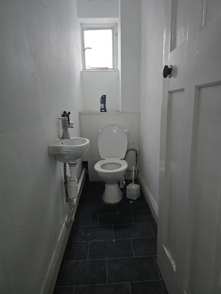Spacious Double Rooms available in a well-maintained 4-bed flat located on London Road SM3.