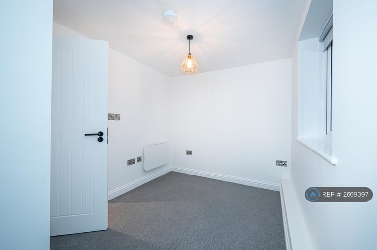 3 bedroom flat in Saltash Road, Swindon, SN2 (3 bed) (#2669397)