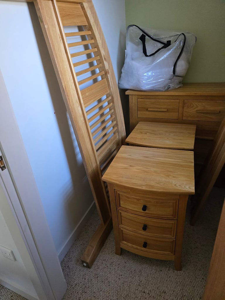 Solid oak kingsize bed and pair of matching bedside cabinets