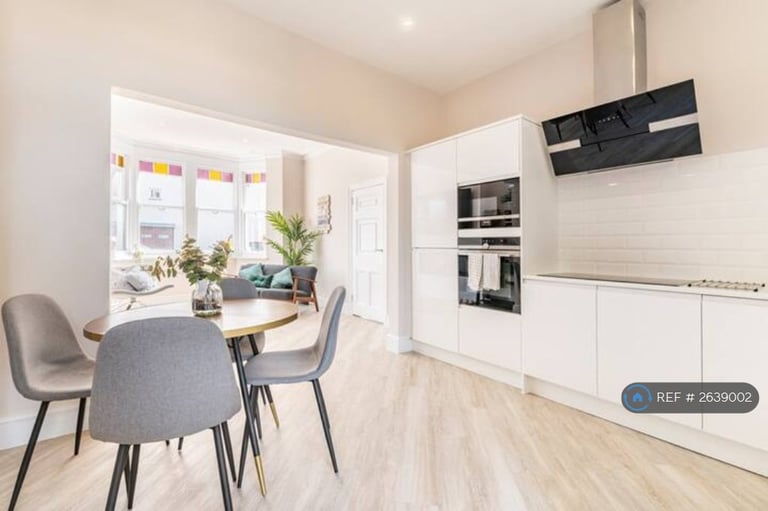 2 bedroom flat in San Remo Parade, Westcliff-On-Sea, SS0 (2 bed) (#2639002)