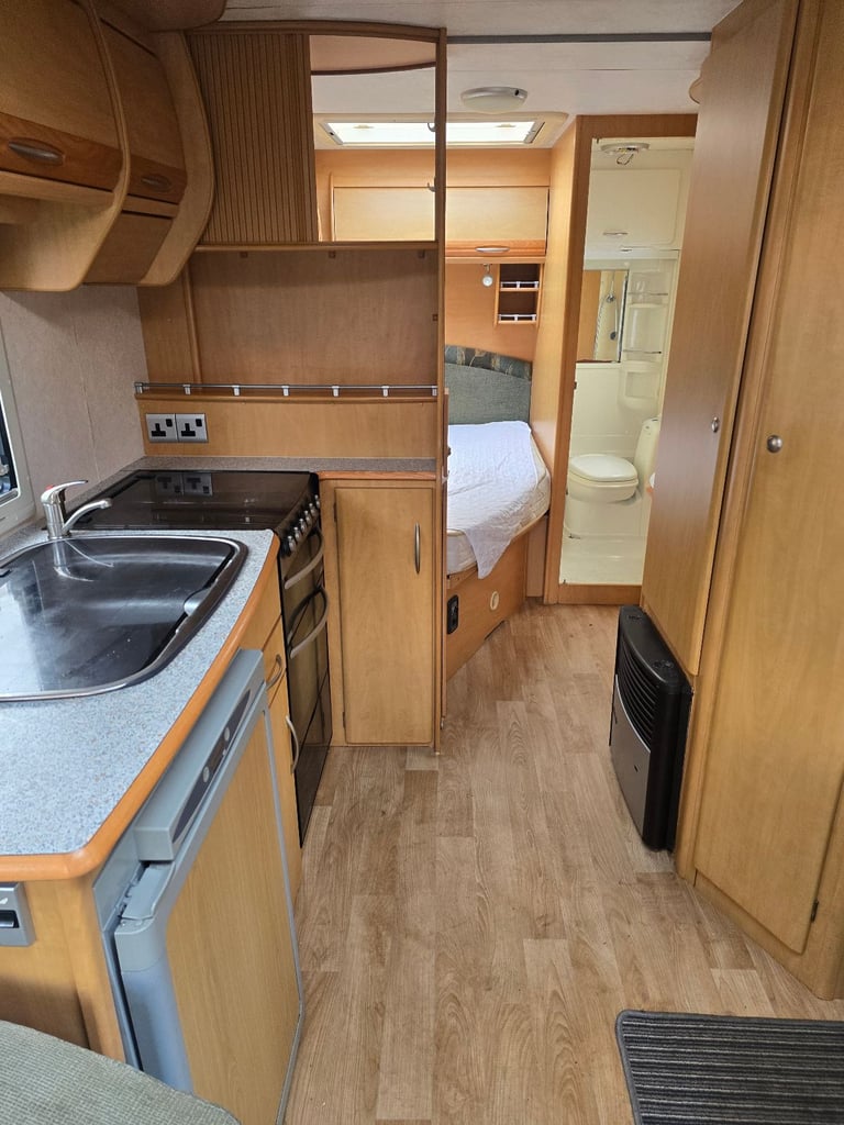2005 Coachman VIP 530/4  Here is our 2005 Coachman VIP with a fixed bed 