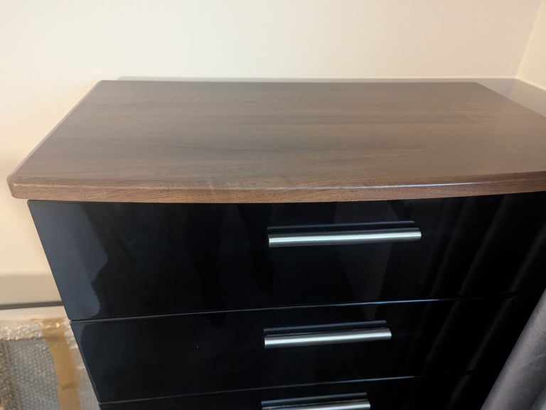 Bedroom Set Chest of Drawers and Bedside Table
