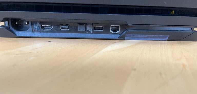 PS4 Pro + controller