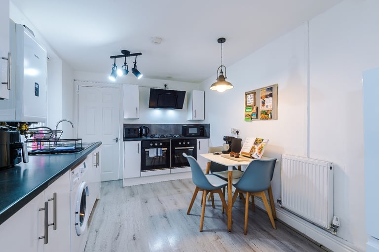 Short/Mid Stays, Contractors, Large House in Anfield