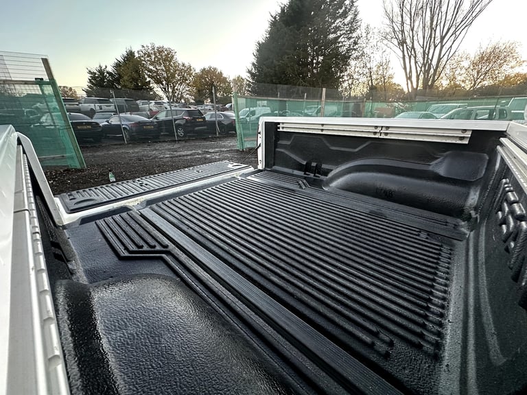 2013 Nissan Navara 3.0 dCi V6 Outlaw 4WD Diesel 4-Door Diesel