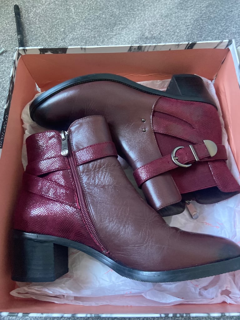 image for Burgundy modo in pele ankle boots