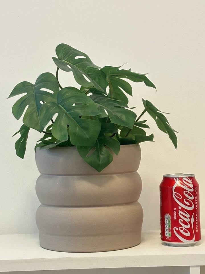 Neutral Ribbed Ceramic Table Vase – Modern Sculptural Design