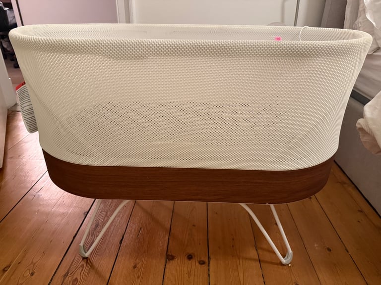 image for Happiest Baby Snoo Crib Bassinet with Suits and Sheets 