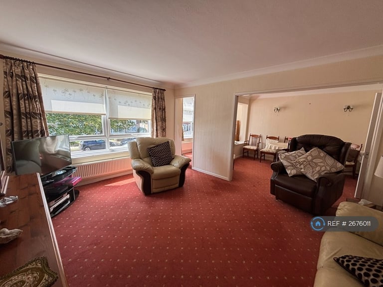 2 bedroom flat in Queens Road, Frinton-On-Sea, CO13 (2 bed) (#2676011)