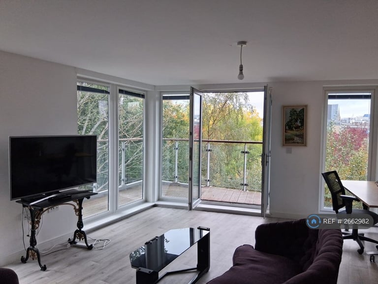 2 bedroom flat in Worsdell Drive, Gateshead, NE8 (2 bed) (#2662982)