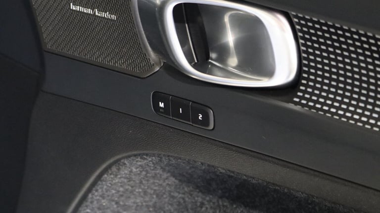 2025 Volvo XC40 B4 (P) Ultra Black Edition (Sunroof, Harman Kardon, 360 Camera) ESTATE Petrol/Ele...