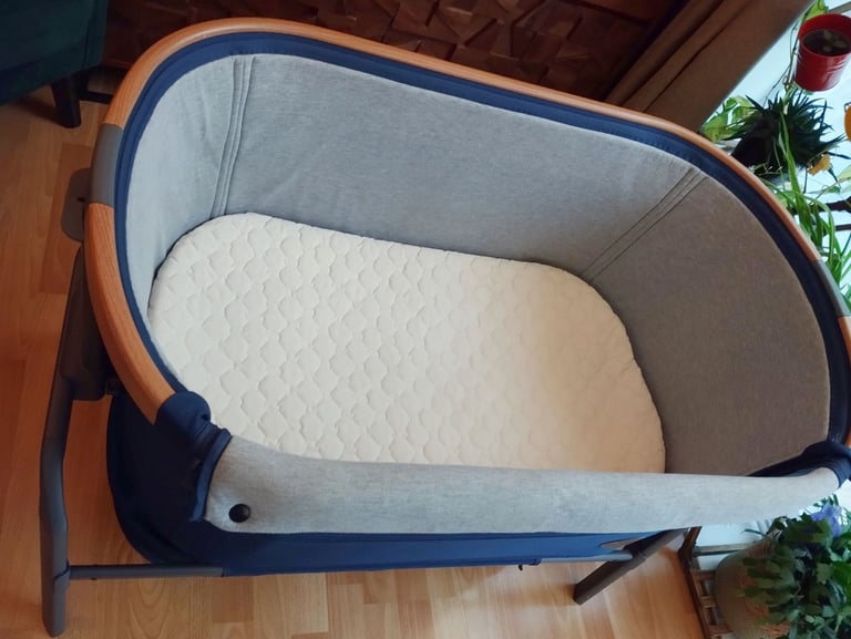  Bedside crib (Maxi Cosi) + mattress + excellent condition