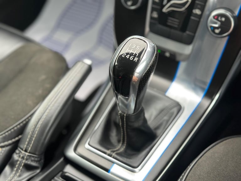 2015 Volvo V40 2.0 T2 R-Design Euro 6 (s/s) 5dr HATCHBACK Petrol Manual