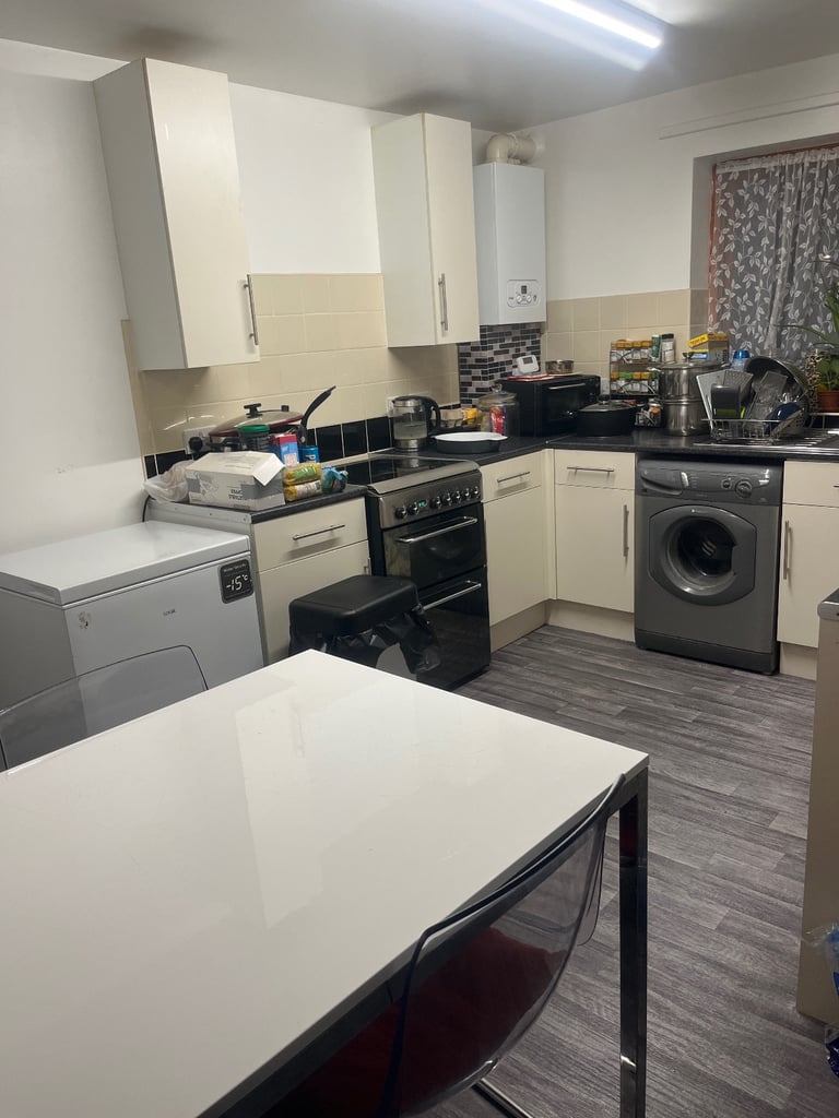 Large 2 bedroom flat for 3 or 4 bedroom house. Home swap