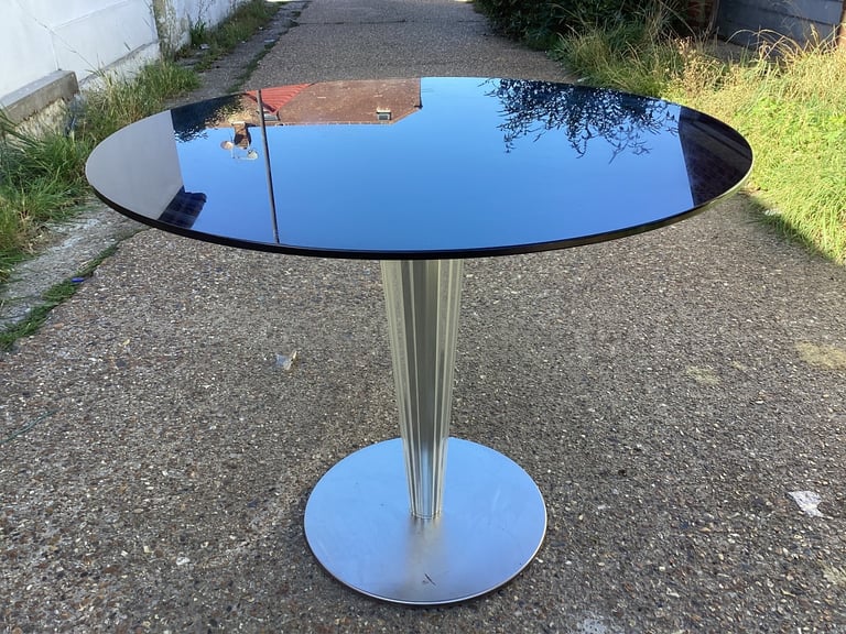 Restaurant large and small round tables with tempered glass excellent condition 