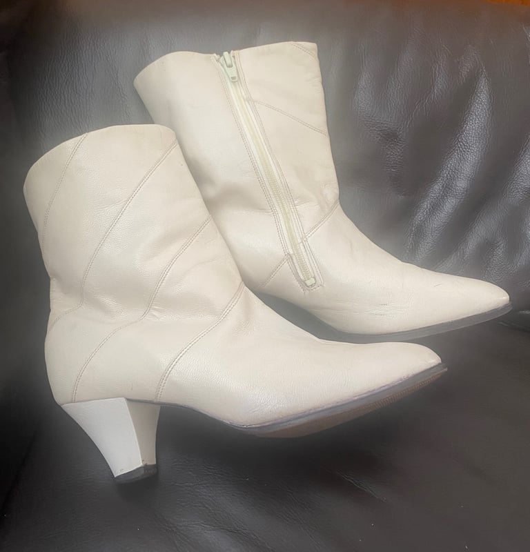 Leather Boots in beige Size 6-39 Heel height 7cm 