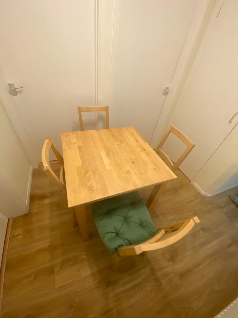 Wooden Dining Table and 4 Chairs – Great Condition