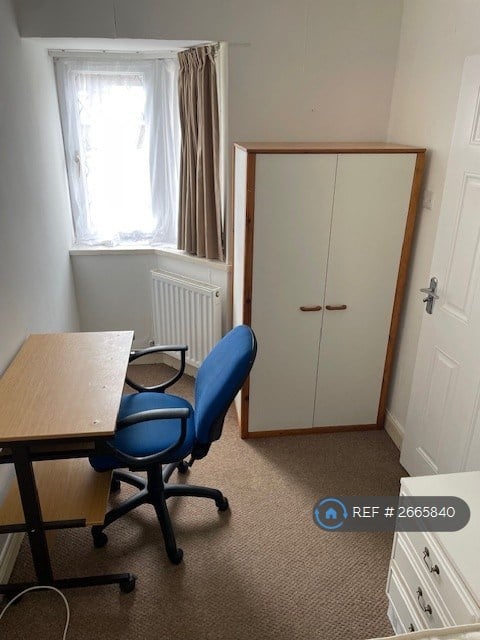 6 bedroom house in Maytree Close, Guildford, GU1 (6 bed) (#2665840)