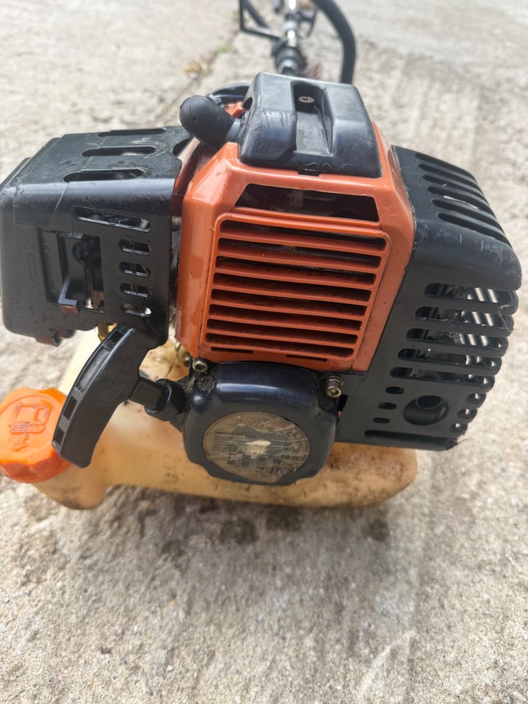 Petrol hedge trimmer