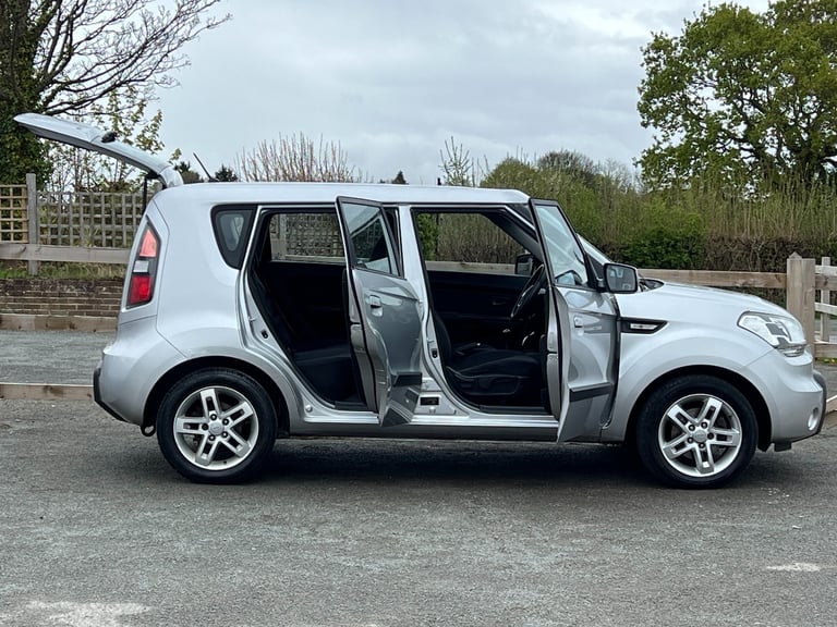 KIA SOUL 1.6 CRDi 2 5dr Silver Lovely Value Family motoring