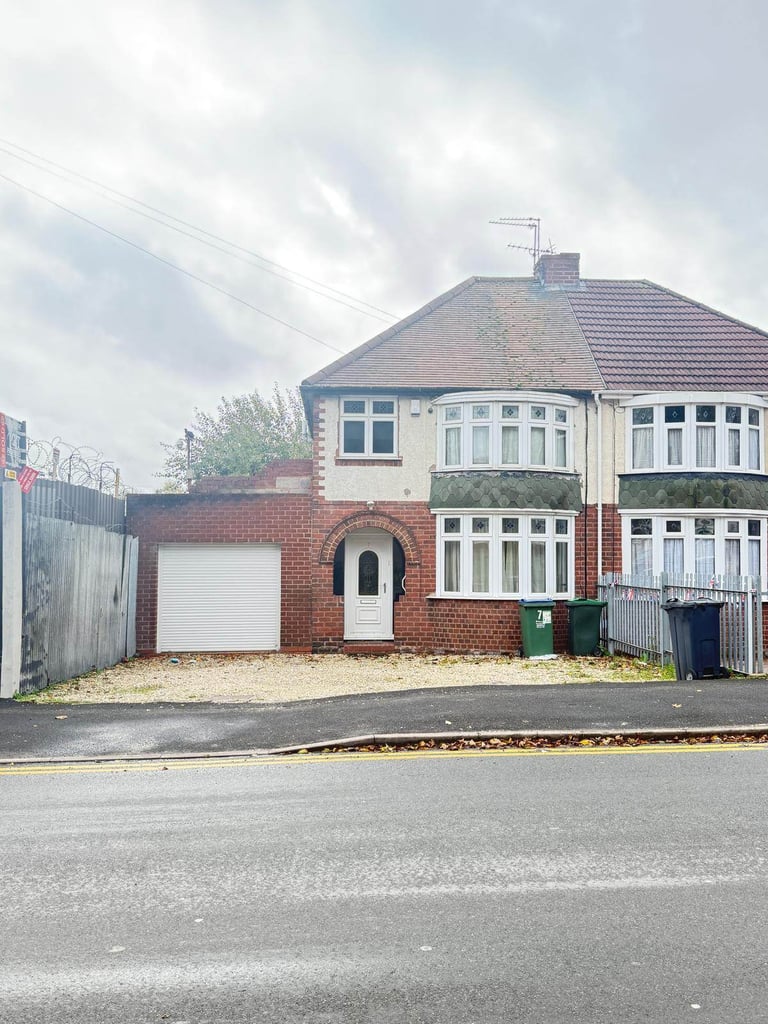 *B.C.H*-3 Bed Semi-Detached Home-Park Lane East, TIPTON-Close to Dudley Port Train Station