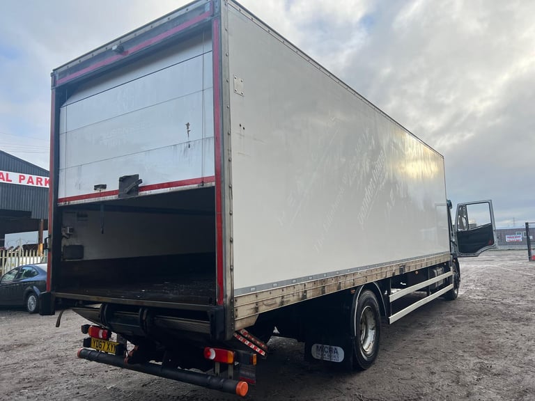 Iveco Eurocargo180E25 25FT BOX VAN, SLEEPER, AUTO