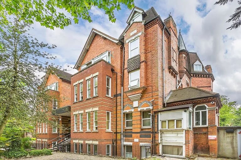 Double studio apartment in Fitzjohns Ave, Hampstead, NW3 - Ref: 1802