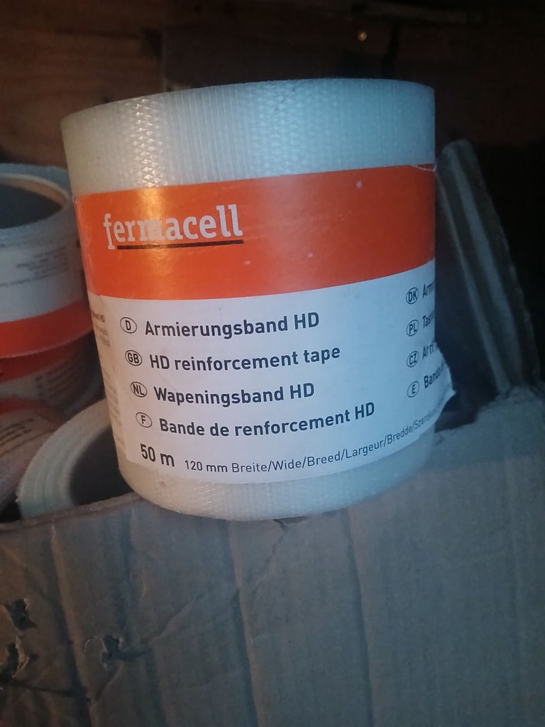 Self-adhesive joint tape 