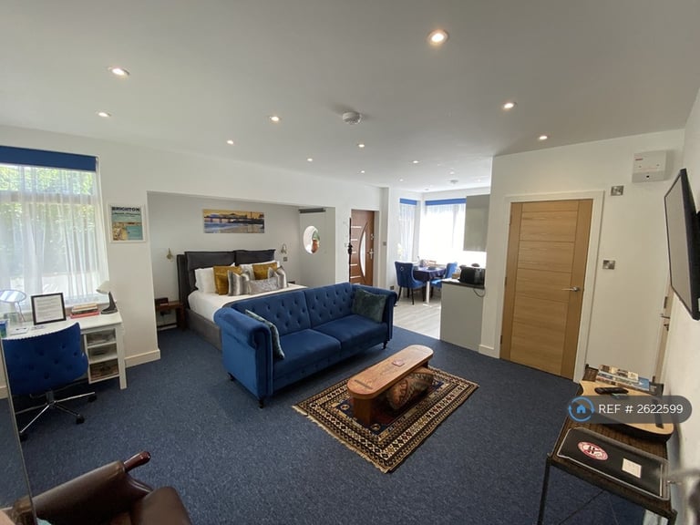 Studio flat in Surrenden Crescent, Brighton, BN1 (#2622599)