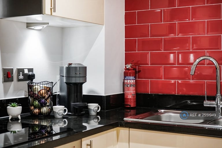 1 bedroom flat in Colbalt Point, London, E14 (1 bed) (#2551949)