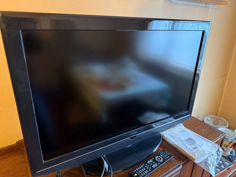 Hitachi 32” TV (32LD4550U) with remote and books