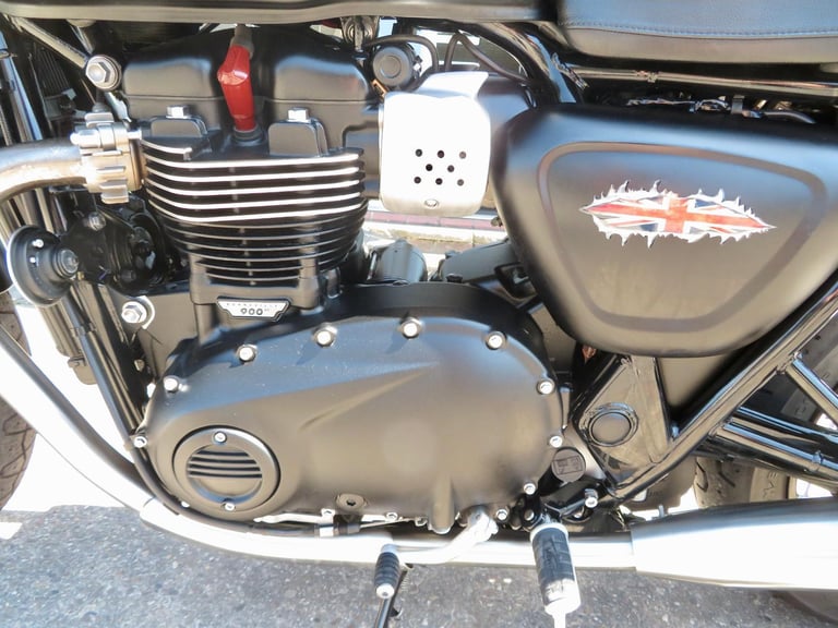 TRIUMPH BONNEVILLE STREET TWIN 900 BRAT TRACKER EDITION 