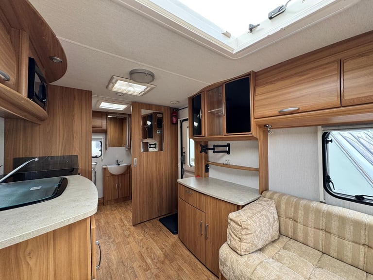 LUNAR CLUBMAN CK 2011 MODEL 2 BERTH REAR WASHROOM TOURING CARAVAN