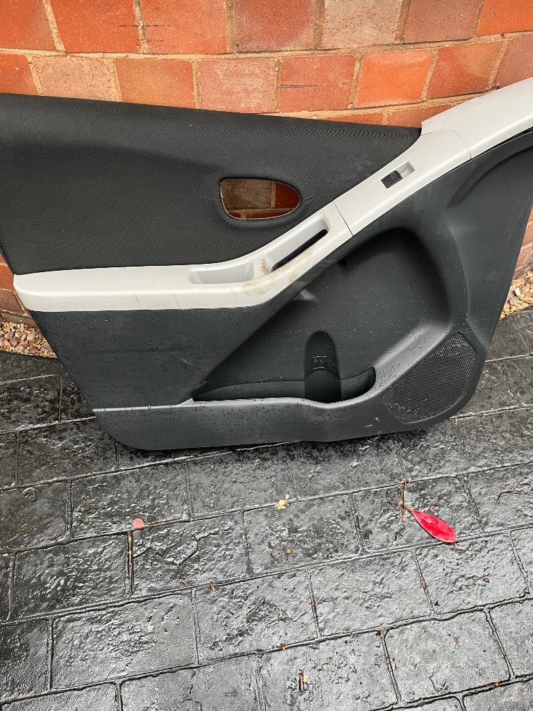 Toyota yaris passenger side door card 2010