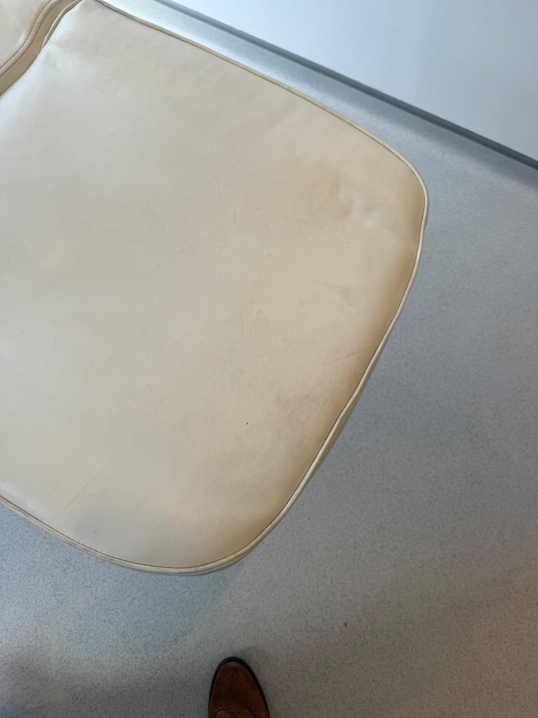 Massage / treatment chair
