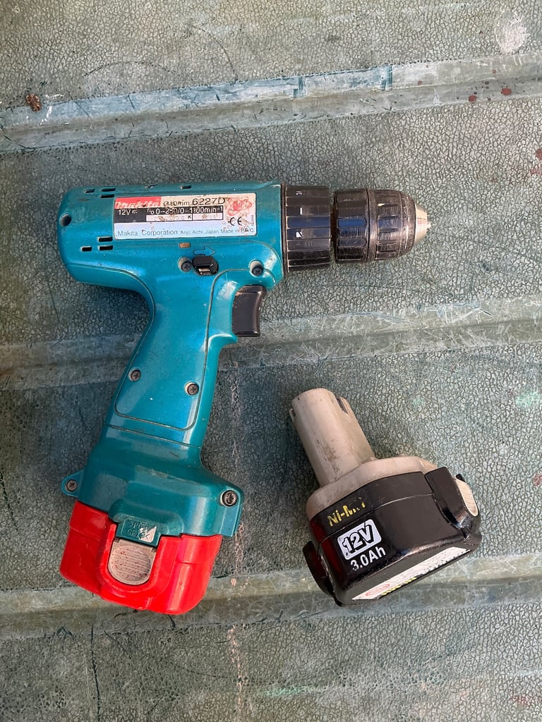 Makita 12v drill model 6227D & carry case & two batteries & charger 