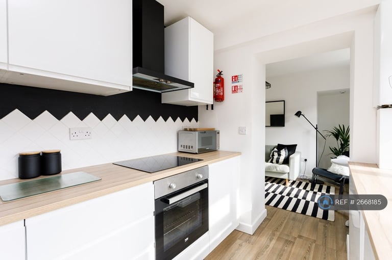 3 bedroom house in Bayview Terrace, Swansea, SA1 (3 bed) (#2668185)