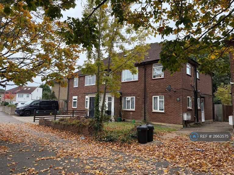 image for 2 bedroom flat in Lansbury Drive, Hayes, UB4 (2 bed) (#2663575)