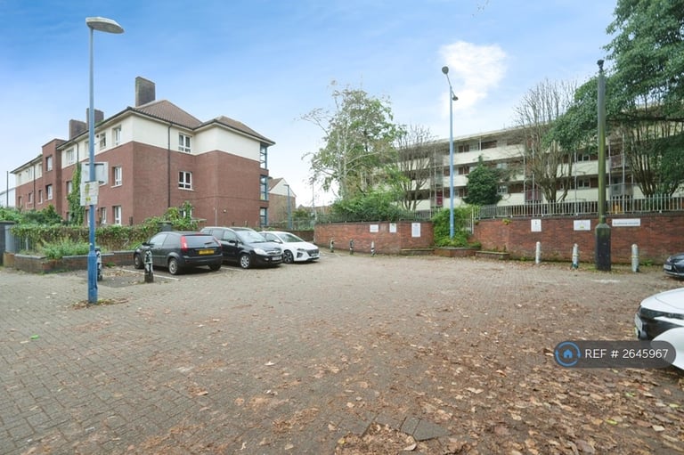 2 bedroom flat in Elton House, Bristol, BS2 (2 bed) (#2645967)
