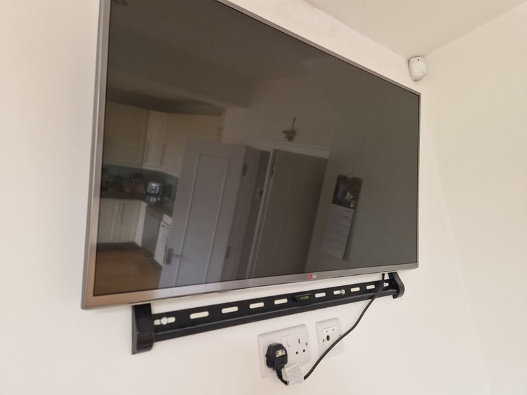 LG Flat screen TV - for repair 