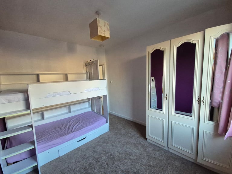 A lovely spacious three bedroom lower villa in Carrick Knowe, Corstorphine