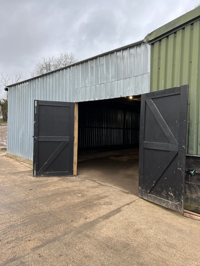 VEHICLE TRADE STORAGE  FOR RENT NEAR ME HERTFORDSHIRE ESSEX LONDON