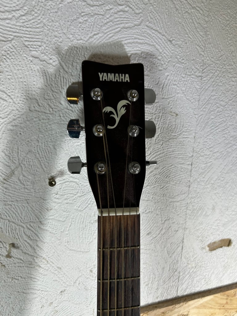YAMAHA F-340 Acoustic Guitar - 6 String - Right Handed - Including Gig Bag