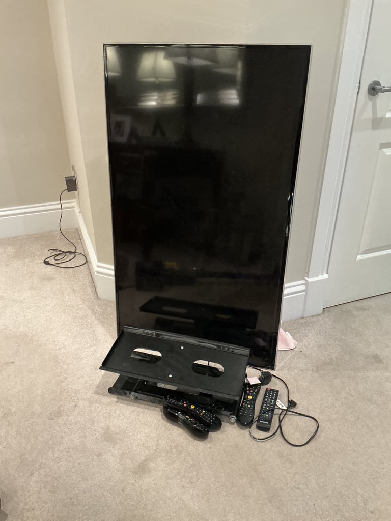image for Samsung 48” TV and wall mount bracket ***FREE******