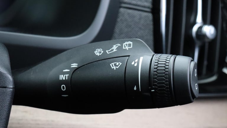 2025 Volvo XC90 B5 (P) AWD Plus Dark (Harman Kardon Sound, 360 Camera, Apple CarPlay, BLIS) ESTAT...