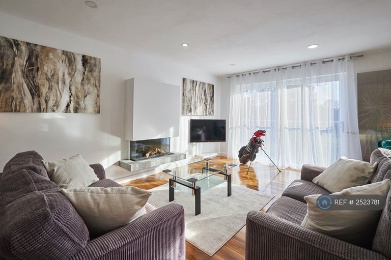 image for 2 bedroom flat in Fairways Court, Hinckley, LE10 (2 bed) (#2523781)
